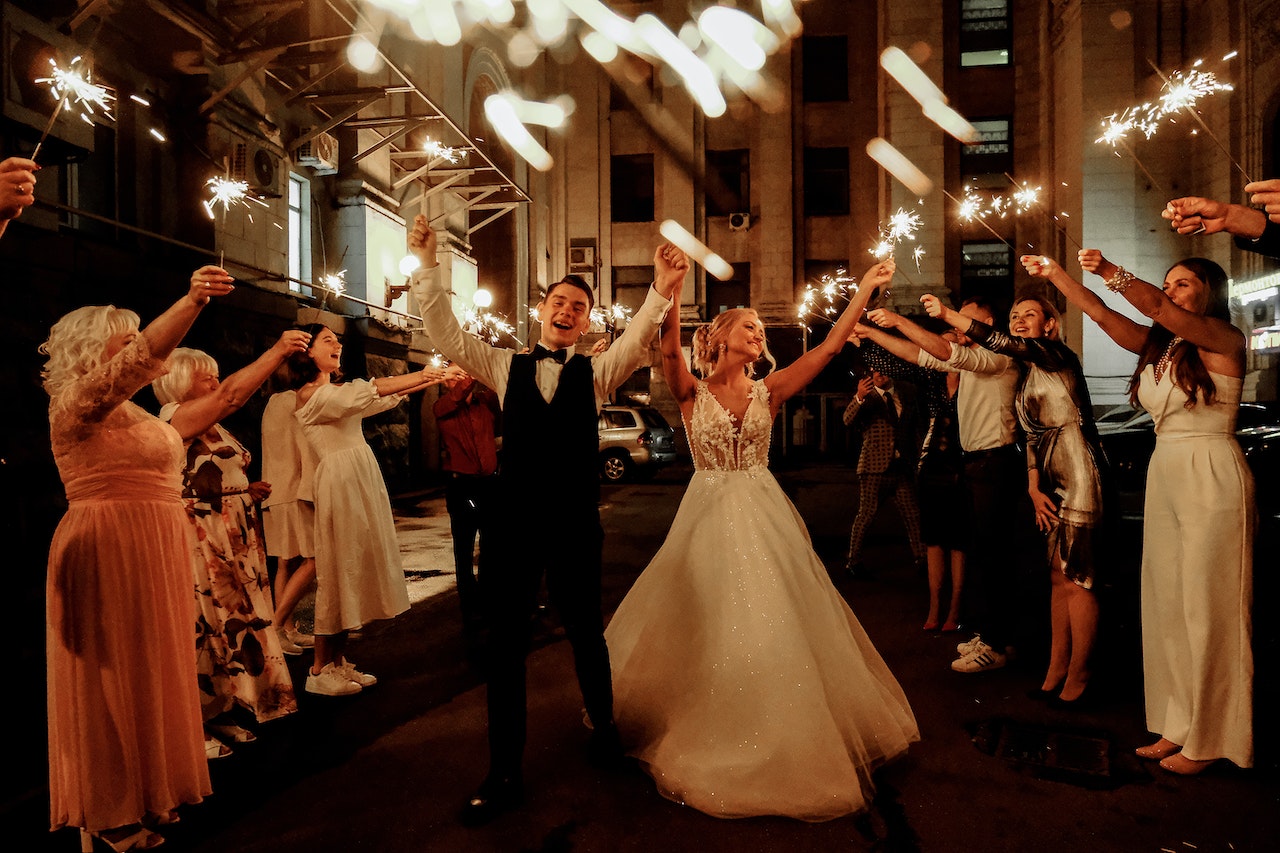 Danser et faire le dîner de mariage en extérieur 